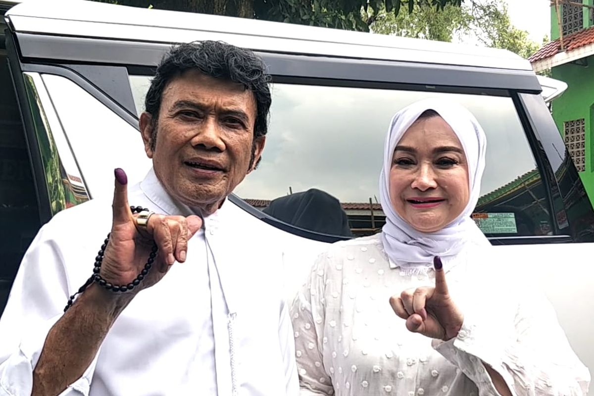 Rhoma Irama bersama istrinya, Ricca Rahim saat menggunakan hak pilihnya di kawasan Mampang, Jakarta Selatan, Rabu (17/4/2019).