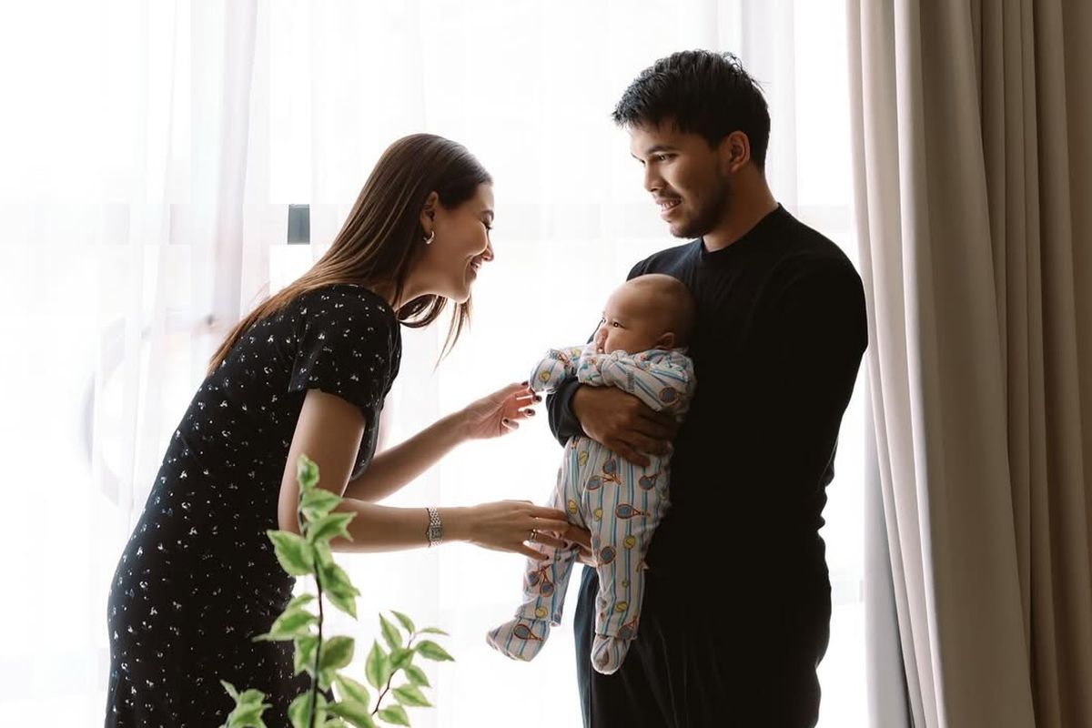 Baby Arash, putra Aaliyah Massaid dan Thariq Halilintar, kini berusia 3 bulan. Inilah potret kebersamaan mereka yang hangat dan menuai banyak pujian.