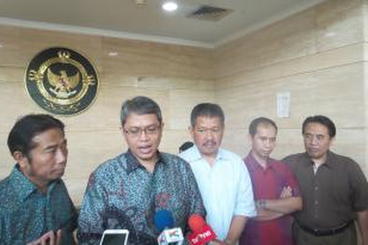 Panitia khusus DPRD DKI Jakarta untuk laporan hasil pemeriksaan Badan Pemeriksa Keuangan (Pansus LHP BPK) terhadap laporan keuangan DKI Jakarta 2014 saat menyerahkan rekomendasi hasil kerjanya ke BPK Perwakilan DKI Jakarta, Rabu (28/110/2015). 