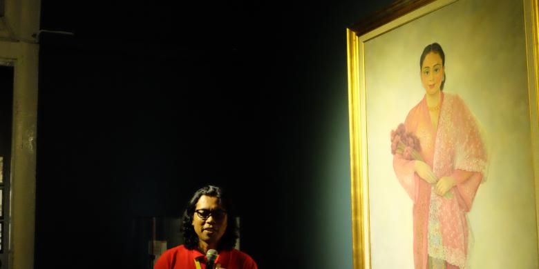 Di sebelah kanan kurator Mikke Santoso adalah lukisan karya Diego Rivera dengan judul Gadis Melayu dengan Bunga.