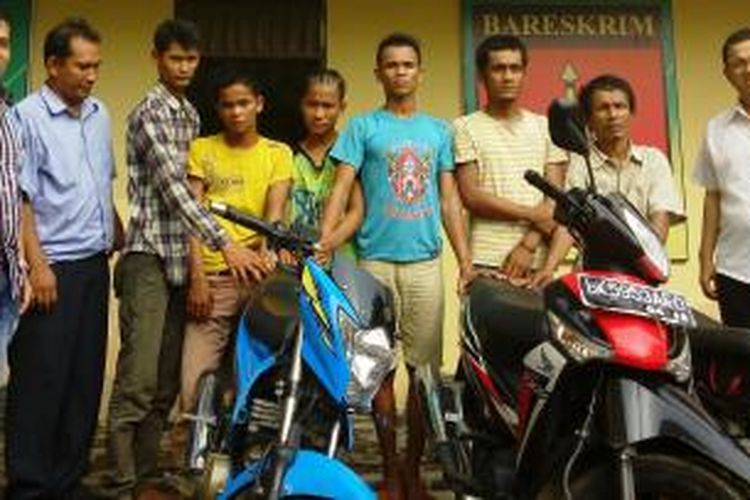 Kanit Reskrim Mapolsekta Patumbak memperlihatkan para pelaku sindikat pencurian sepeda motor berikut barang buktinya, Rabu (28/10) sore.