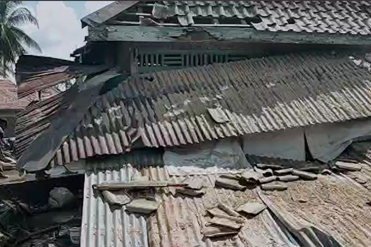 Kondisi rumah warga di Musi Rawas Utara (Muratara), Sumatera Selatan mengalami kerusakan berat setelah diterjang banjir bandang, Rabu (17/4/2024).