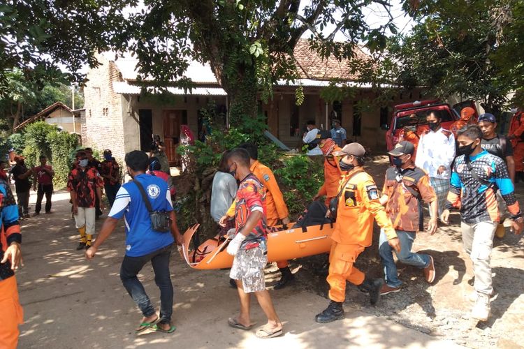 Tim SAR gabungan berhasil mengevakuasi jasad Kakek Tinggal dari atas gunung Pilar, Cinangka, Serang