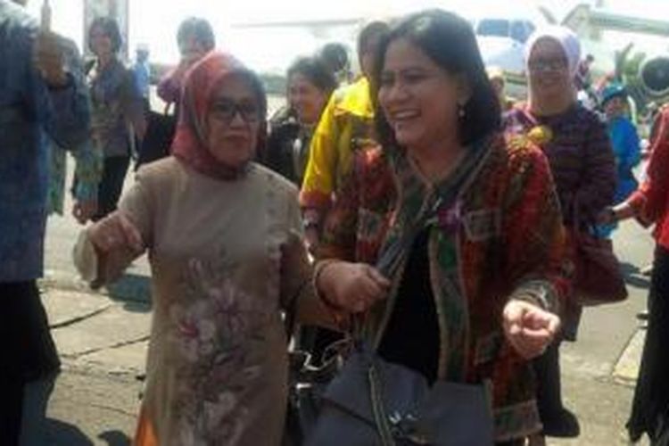 Istri Presiden Indonesia Terpilih Joko Widodo, Iriana (kanan) bersama Istri Wakil Presiden Terpilih Jusuf Kalla, Mufidah, saat tiba di Makassar, Kamis (25/9/2014). 