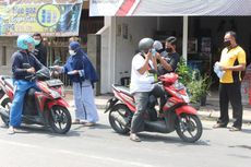 Polisi Ini Bagikan Masker yang Dibeli Pakai Uang Tunjangan Kinerja ke Warga