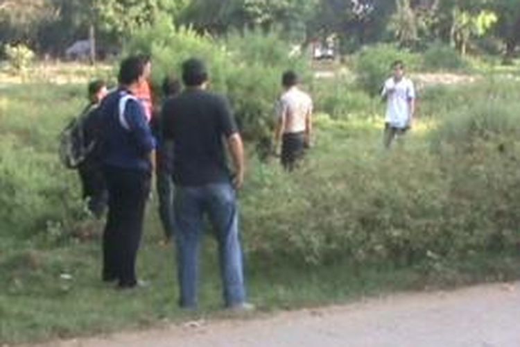 Sejumlah polisi di Kabupaten Gowa, Sulawesi Selatan tengah menggelar olah tempat kejadian perkara (TKP) terkait seorang mahasiswa yang menjadi korban penganiayaan seniornya. Senin, (02/06/2014).