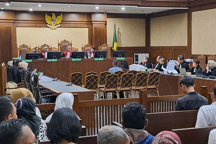 Pihak Swasta yang Dituntut 13 Tahun Bui Menangis di Sidang Korupsi Minyak