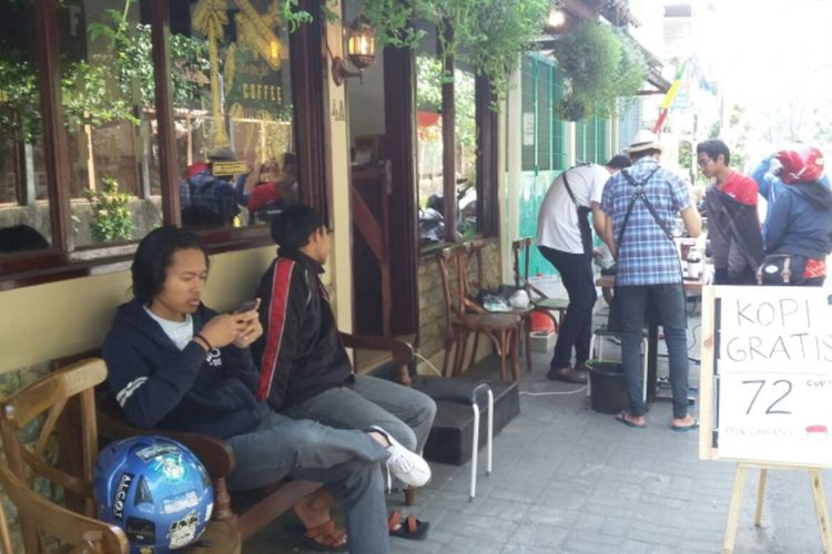 Para pengguna jalan saat menikmati kopi gratis dalam rangka memperingati HUT ke 72 RI di depan kedai  Kopilot
