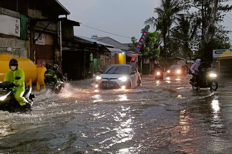 Banjir melanda Jalan Sultan Ageng Tirtayasa 1, Kelurahan Kunciran, Kecamatan Pinang, Kota Tangerang, Kamis (4/10/2022). Banjir menggenangi area tersebut setinggi 40-60 sentimeter.