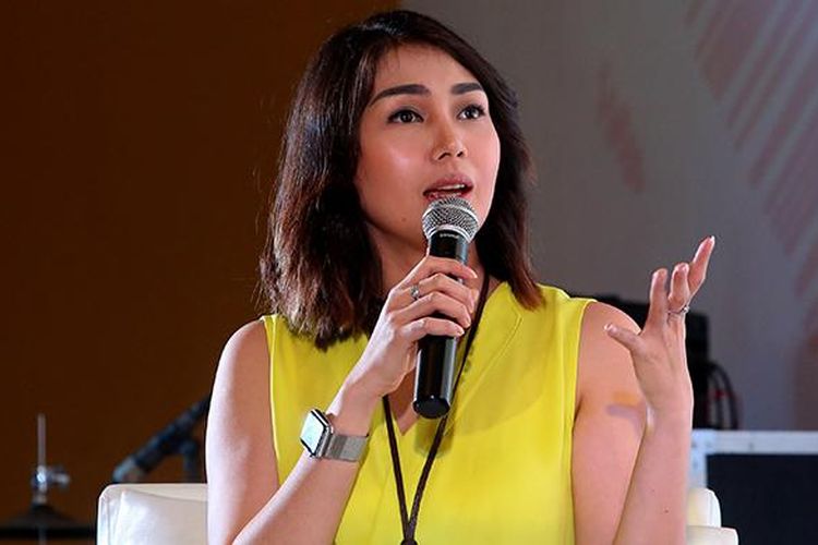 Pembawa acara Fenita Arie berbicara dalam acara Kompasianival 2016 di Gedung Smesco, Jakarta Selatan, Sabtu, (8/10/2016).