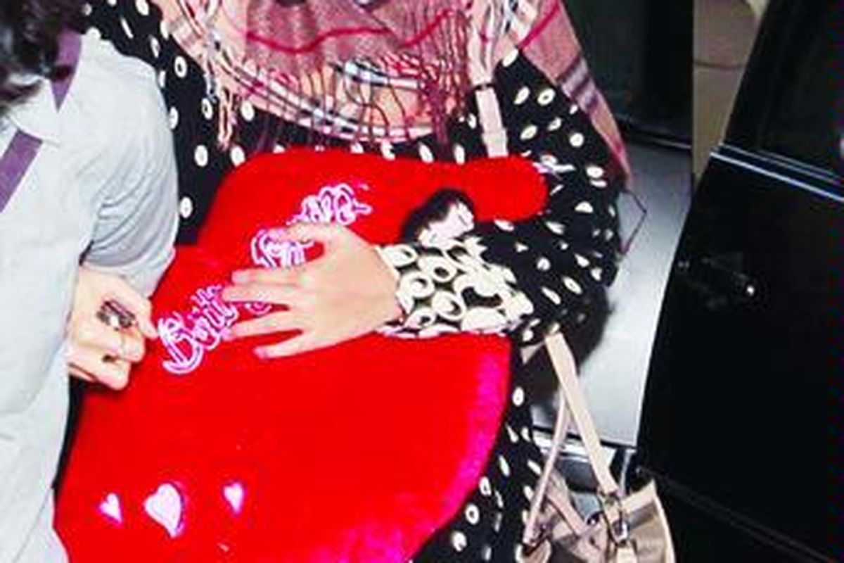 Buron Komisi Pemberantasan Korupsi (KPK), Neneng Sri Wahyuni (wajahnya ditutup kain), ditangkap di daerah Pejaten, Pasar Minggu, Jakarta Selatan, Rabu (13/6). Istri terpidana Nazaruddin ini diintai KPK di Bandara Soekarno-Hatta dan ditangkap di rumahnya di kawasan Pejaten. Selanjutnya, Neneng diperiksa di kantor KPK. Neneng ditangkap karena dugaan korupsi proyek pengadaan pembangkit listrik tenaga surya  di Kementerian Tenaga Kerja dan Transmigrasi.