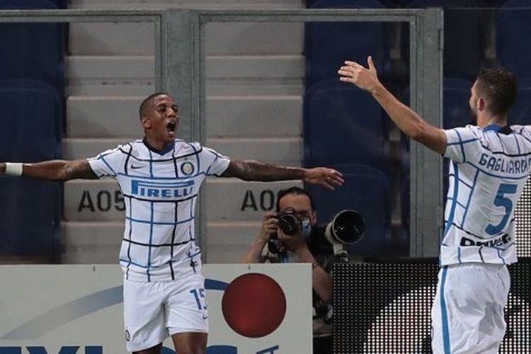 Ashley Young dan Roberto Gagliardini dalam laga Atalanta vs Inter Milan pada pekan terakhir Liga Italia 2019-2020.