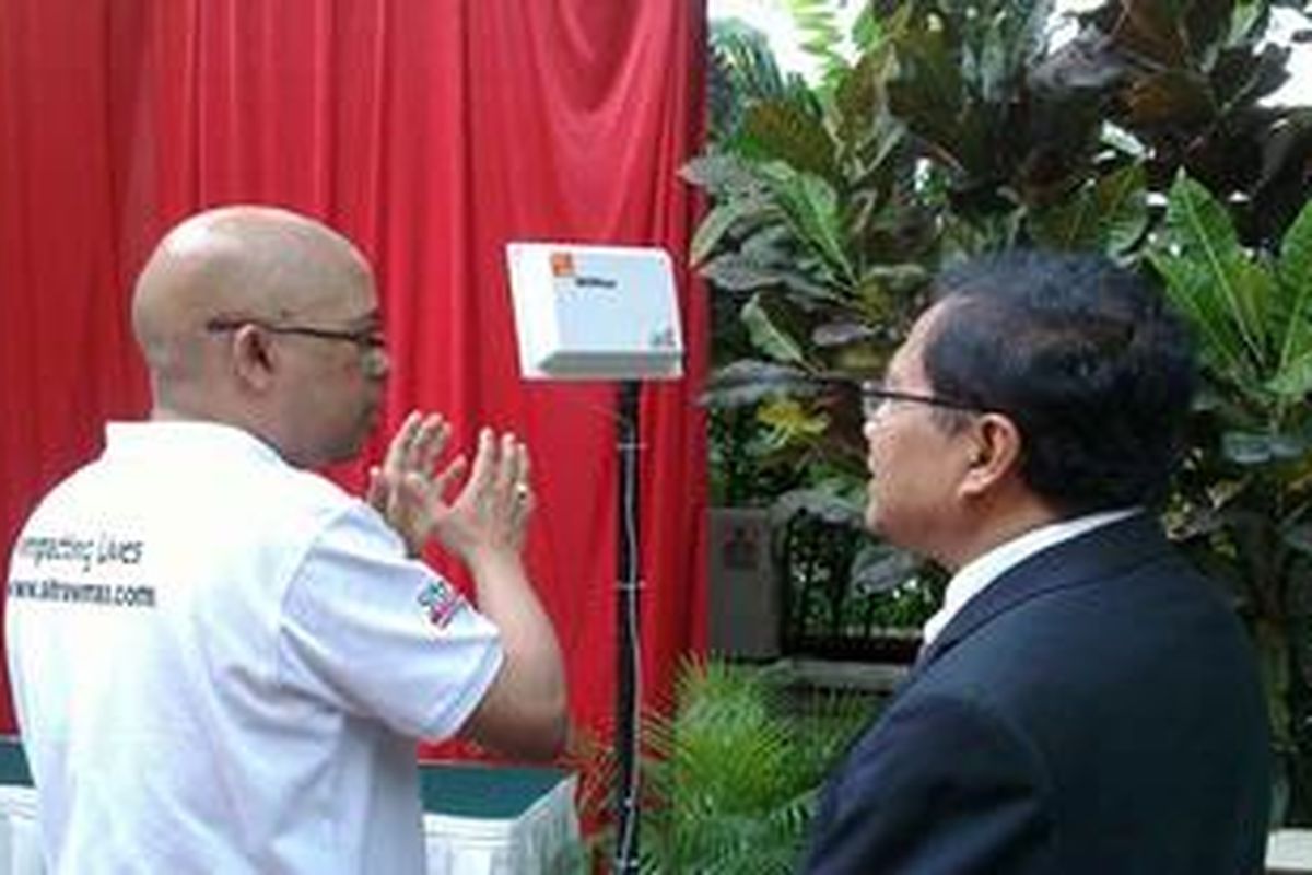 CEO Sitra Wimax Kumaran Singaram (kiri) menjelaskan layanan Wimax kepada Komisaris PT First Media Rizal Ramli menjelang soft launch layanan Sitra Wimax di Hotel Imperial Aryaduta, Karawaci, Tangerang, Senin (28/6/2010).