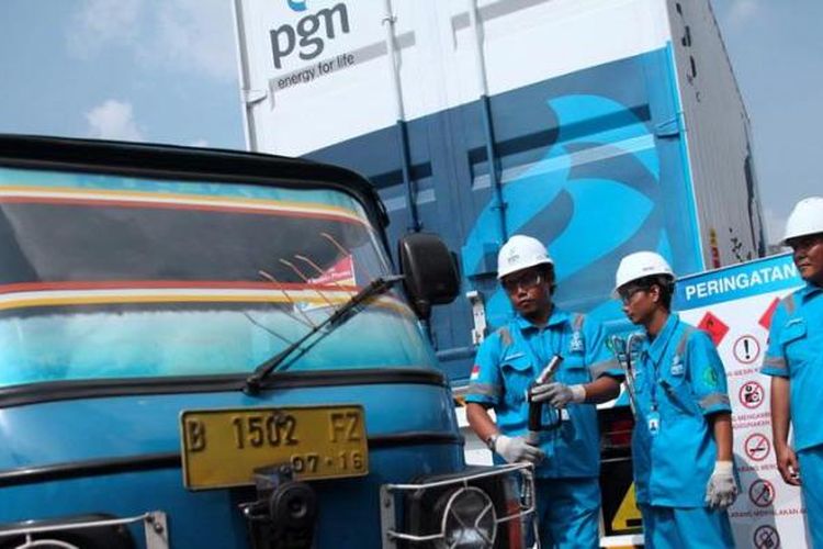 Petugas bersiap mengisi bahan bakar gas ke armada bajaj dari Mobile Refueling Unit (MRU) yang diresmikan penggunaannya oleh  Dirut Perusahaan Gas Negara (PGN), Hendi Prio Santoso