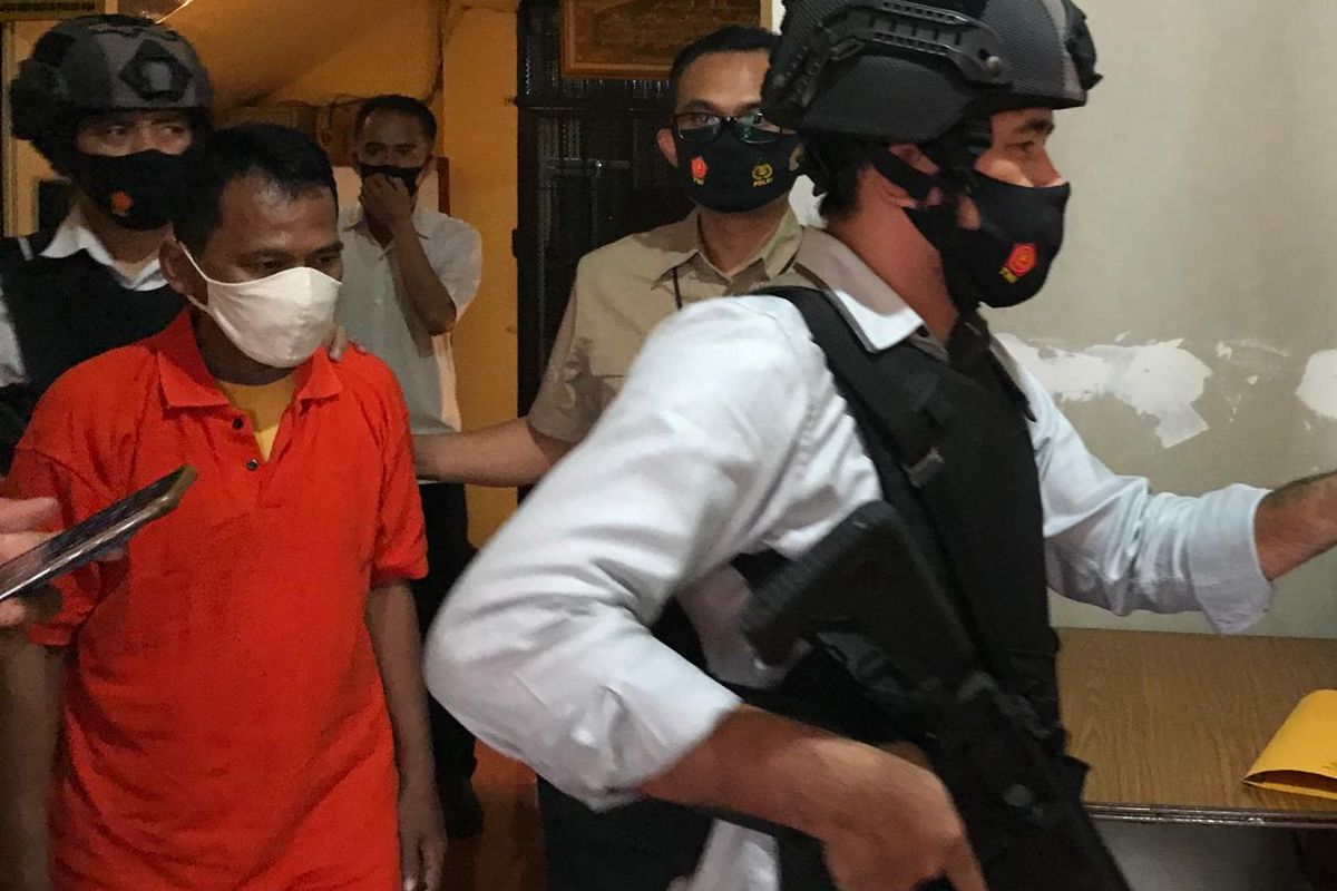IN alias Udin (48) ditangkap anggota Polsek Cilandak Jakarta atas aksi penipuan dan pencurian motor. 