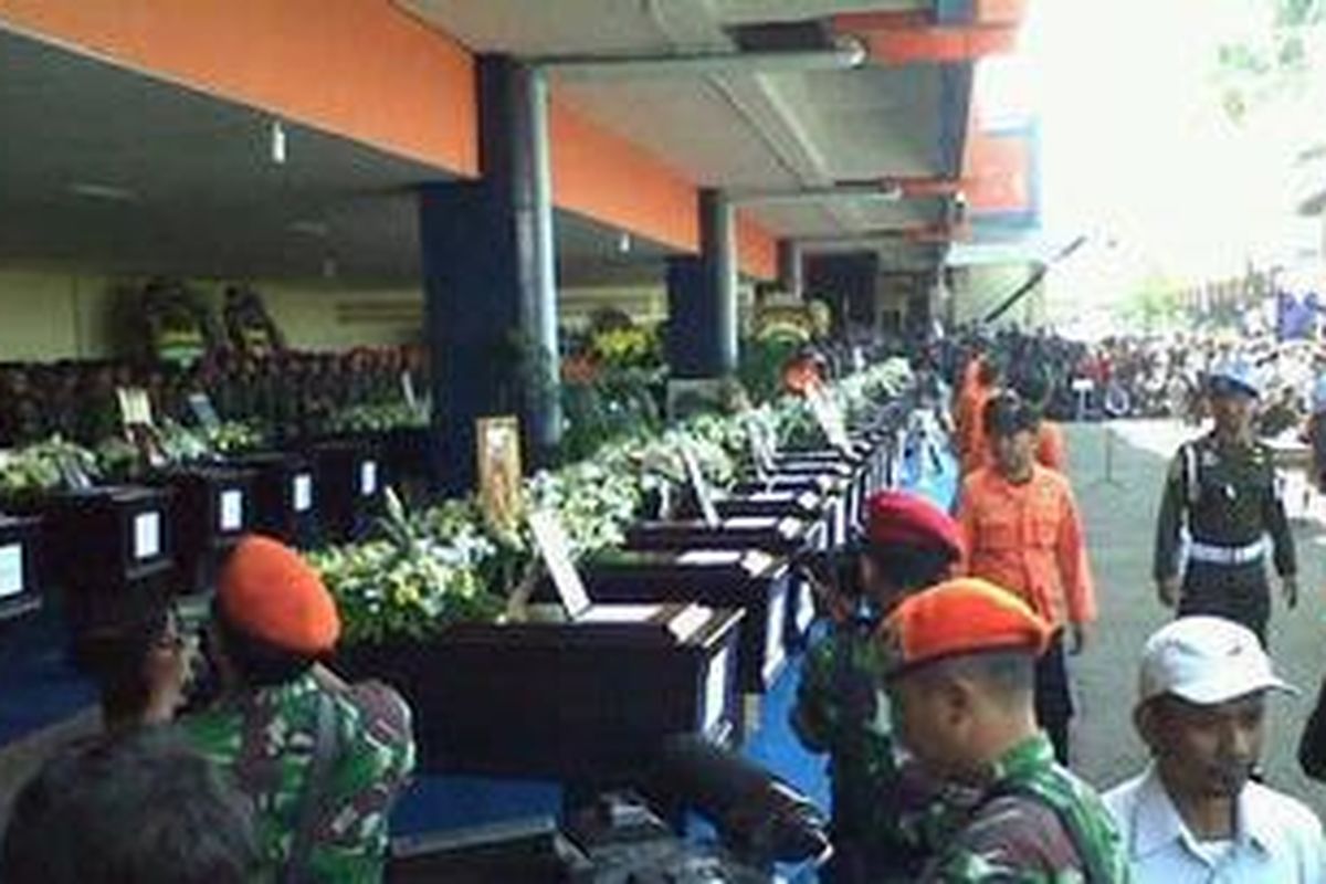 Suasana duka meliputi bandara Halim Perdanakusuma saat Jenazah korban kecelakaan pesawat Sukhoi diserahkan Kepada keluarga, Rabu (23/5/2012)