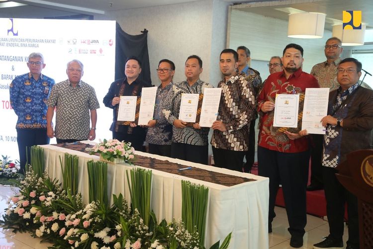 Penandatanganan kontrak Jalan Tol Akses Patimban Paket 1-3 bersama Badan Usaha Jalan Tol (BUJT) pada Jumat (10/11/2023) di Kantor Kementerian PUPR, Jakarta.