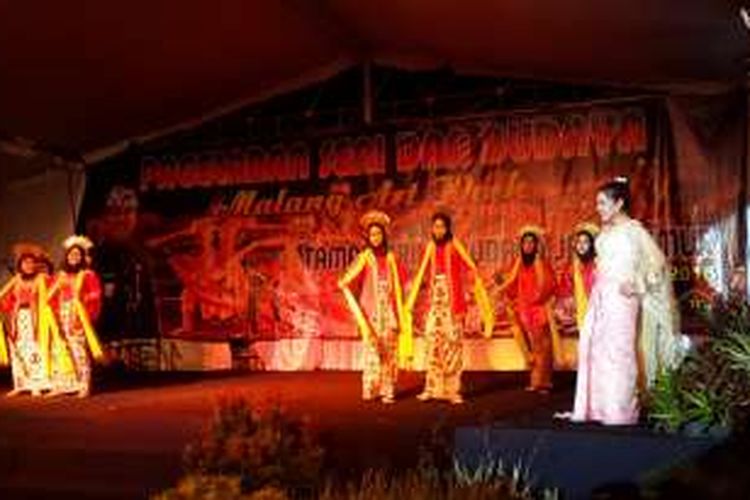 Penari asal Thailand saat tampil di Malang Art Week di Taman Krida Budaya, Kota Malang, Jawa Timur, Kamis (1/9/2016) malam.