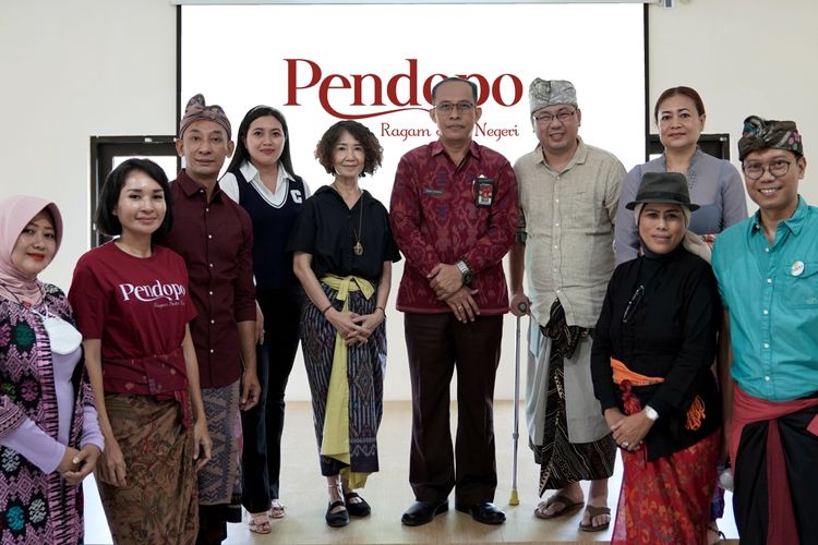 Sunitha Devi, Pengurus Dekranasda Kabupaten Buleleng bidang Manajemen Usaha; Tasya Widya Krisnadi, Direktur Pendopo; dan Dewa Made Sudiarta, Kepala Dinas Perdagangan, Perindustrian, dan Koperasi Kabupaten Buleleng; berfoto bersama para mentor dalam pembukaan Program Pendampingan dan Pelatihan UMKM tekstil dan pakaian yang dilakukan oleh Pendopo di Kabupaten Buleleng, Selasa, 6 Juni 2023.