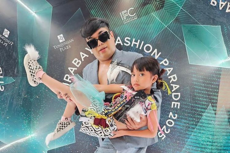 Zakharia Wahyudi, desainer yang fokus pada Kids and Teens di balik label Metamorph by Zack memulai berkarir di dunia fashion dari balik counter sebuah departemen store di Kota Malang, Jawa Timur.