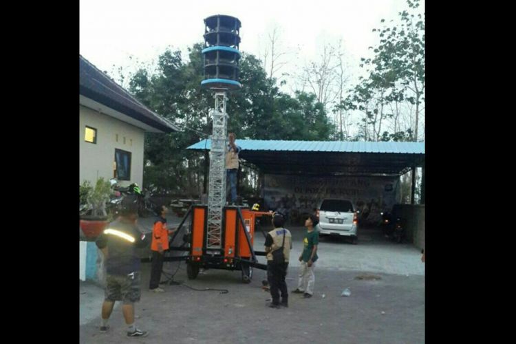 Petugas BNPB memasang sirine di sejumlah titik di Gunung Agung.                        