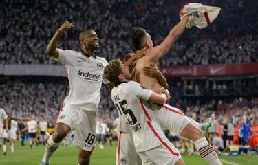 Pemain Frankfurt berselebrasi usai menjuarai Liga Europa 2021 setelah mengalahkan Rangers 5-4 melalui adu penalti, Kamis (19/5/2022) dini hari WIB.