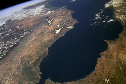 Selat Gibraltar, Pemisah Benua Afrika dan Spanyol