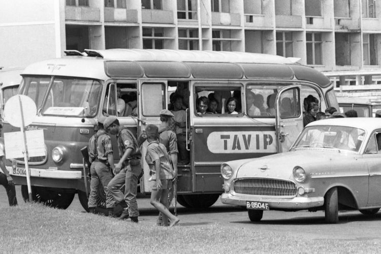 Tahun 1975 kondisi keamanan di Jakarta masih dianggap rawan. Oleh karenanya di jalanan sering terjadi razia terhadap kendaraan yang dicurigai. Terlihat sebuah bis Robur yang sangat populer saat itu, dengan nama Tavip tengah dirazia oleh beberapa petugas keamanan Kodam Jaya.