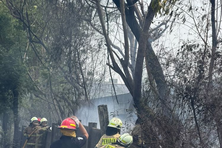 Pembakaran Sampah Meluas di Rorotan Jakut, Asap Tebal Ganggu Pengguna Jalan