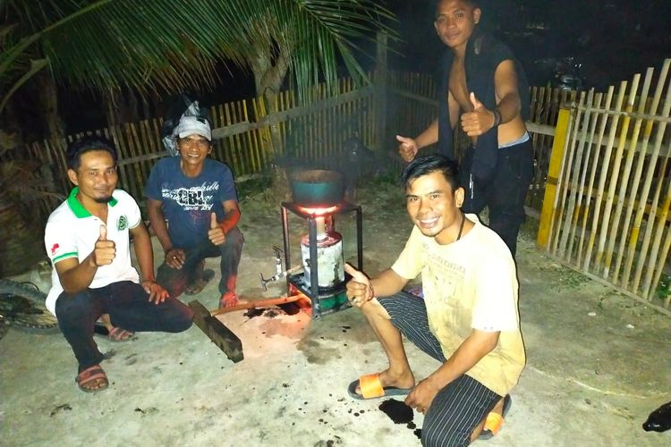 Andi maskur dan keluarganya mulai memasak dengan kompor berbahan bakar oli bekas. Eks Lurah Tanjung Harapan Nunukan Kaltara ini berharap inovasinya menjadi solusi pencemaran lingkungan dan memanfaatkan limbah yang berpotensi mencemari laut sekitar