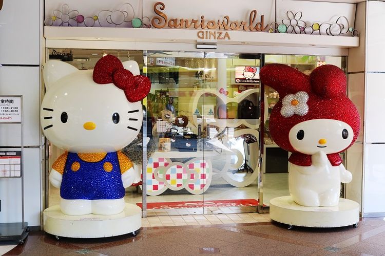 Patung Hello Kitty di depan toko Sanrio World di Ginza, Jepang.