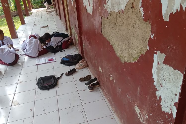 Sejumlah murid SD Negeri Bina Warga Karangnunggal, Kecamatan Cbeber, Kabupaten Cianjur, Jawa Barat, sedang belajar di teras karena kelas rusak parah.