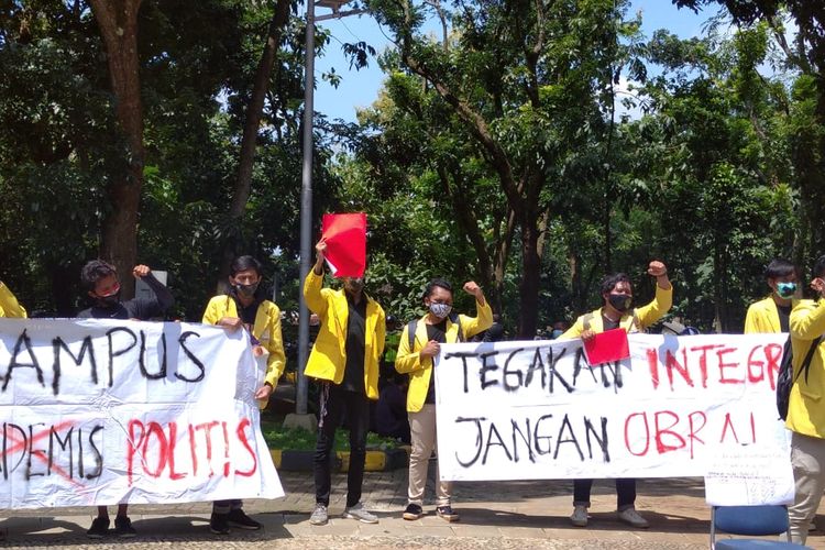 Mahasiswa Universitas Negeri Semarang (Unnes) melakukan aksi diam dan memberikan kartu merah kepada rektor di depan Rektorat, Kamis (11/2/2021).