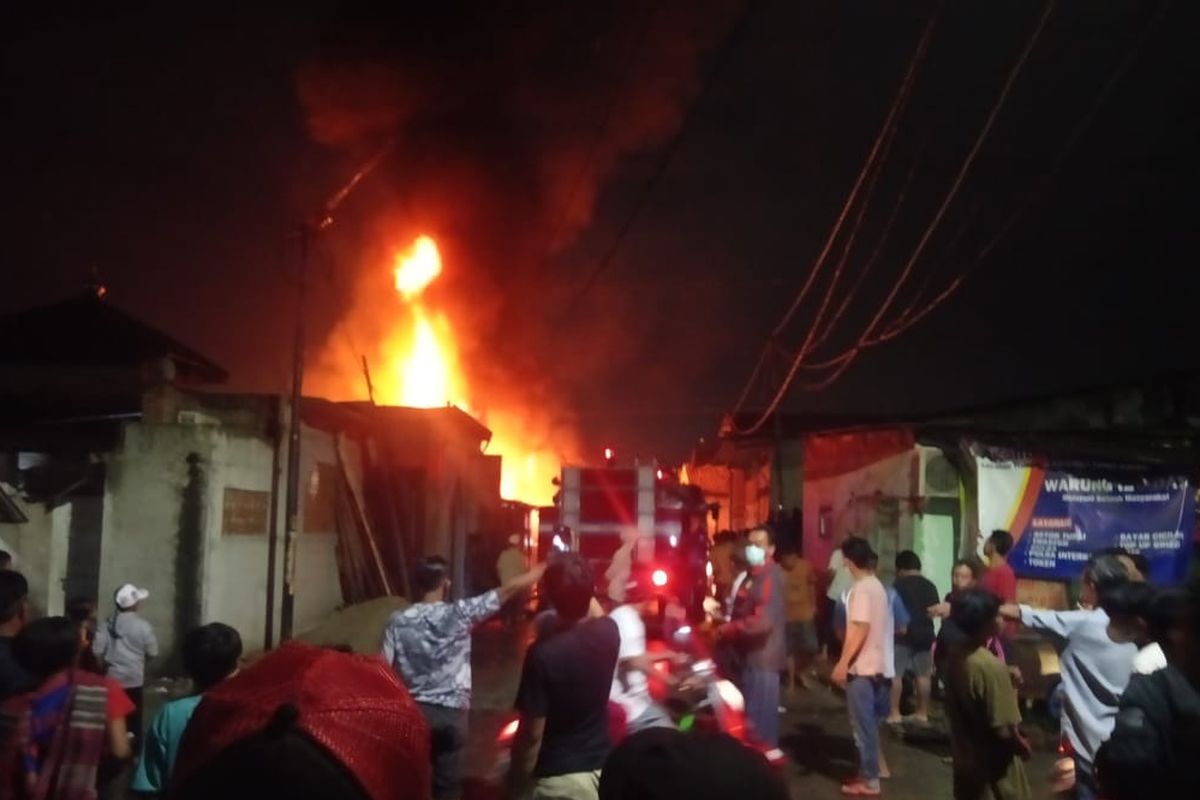 Sebuah lapak gudang karet di Jalan Pik Utara, Penggilingan, Cakung, Jakarta Timur, terbakar pada Kamis (31/12/2020) malam, gara-gara petasan.