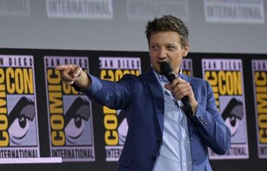 Pemeran superhero Hawkeye, Jeremy Renner, menyapa penggemar Marvel di San Diego Comic Con, San Diego, California, Sabtu (20/7/2019).