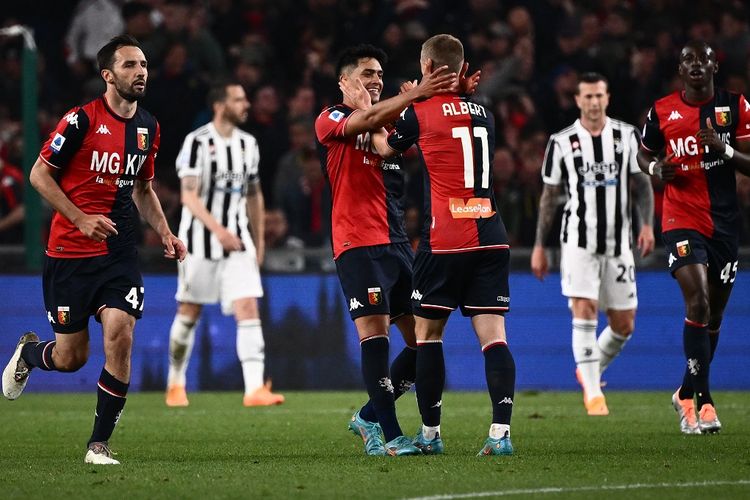 Para pemain Genoa merayakan gol ke gawang Juventus dalam laga lanjutan Liga Italia 2021-2022 di Stadion Luigi Ferraris pada Sabtu (7/5/2022) dini hari WIB.