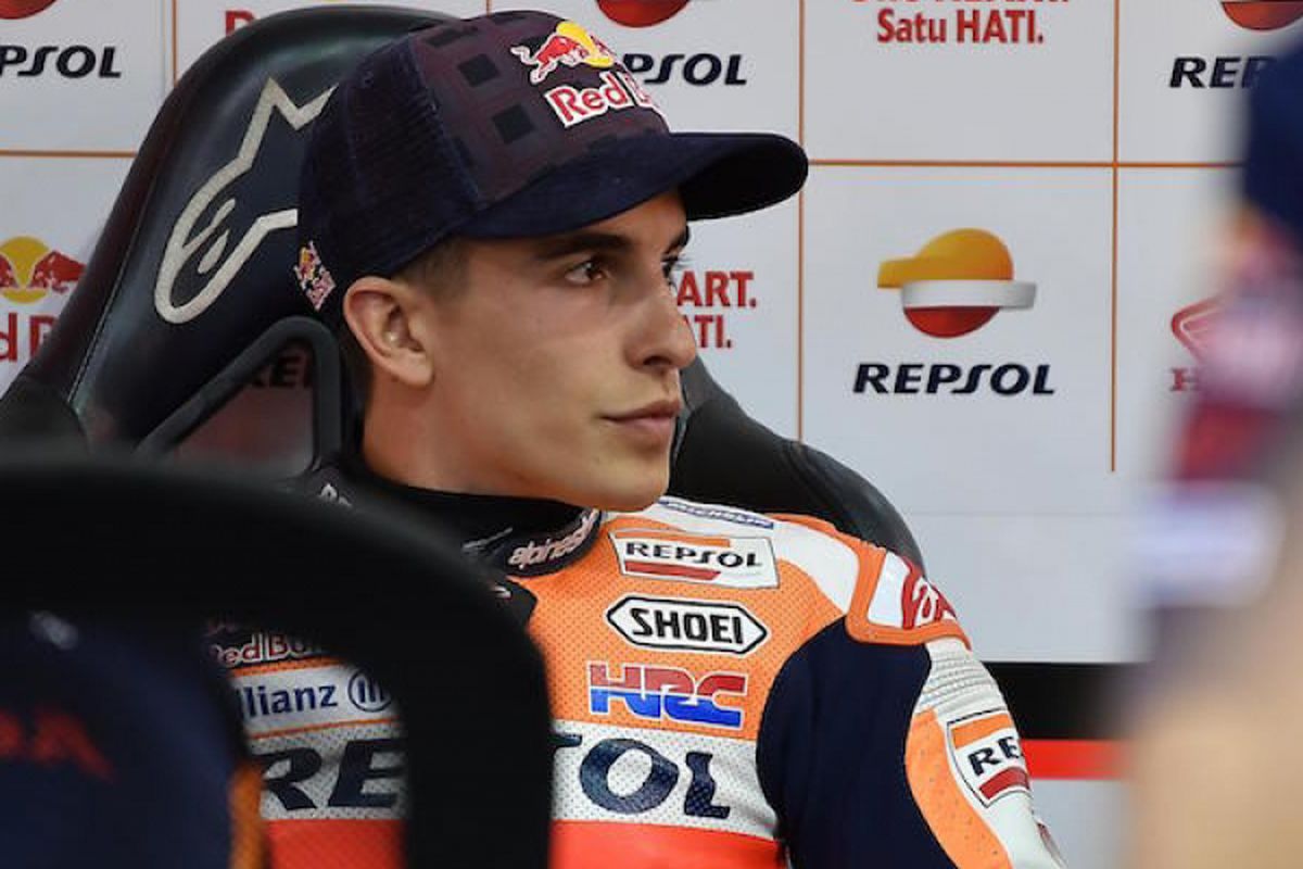 Pebalap Repsol Honda asal Spanyol, Marc Marquez, menunggu di paddock pada hari kedua tes pramusim ke-3 MotoGP 2013 di Sirkuit Losail, Qatar, Sabtu (11/3/2017).