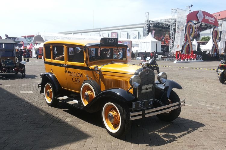 Ford Model A yang ikut serta dalam konvoi mobil-mobil kuno di arena Indonesia International Motor Show (IIMS) 2018 di JIExpo Kemayoran, Jakarta, Sabtu (28/4/2018).