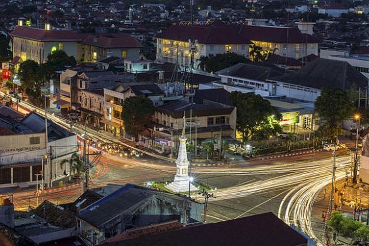 Kendaraan melintas di perempatan Tugu, Yogyakarta, Selasa (2/8/2016). Bangunan cagar budaya Tugu yang juga dikenal dengan nama Tugu Pal Putih itu menjadi salah satu ikon pariwisata Yogyakarta.