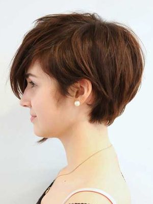 Model rambut pendek wanita pixie asimetris