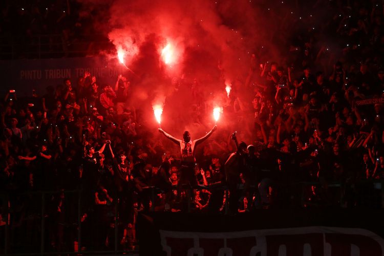 Supporter sepak bola saat pertandingan Indonesia melawan Vietnam pada laga perdana Grup A Piala AFF U19 2022 di Stadion Patriot Candrabhaga, Bekasi, Jawa Barat, Sabtu (2/7/2022) malam WIB. Kedua tim bermain imbang tanpa gol.