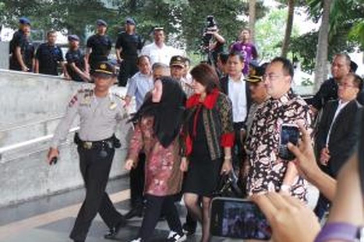 Gubernur Banten Ratu Atut Chosiyah memenuhi panggilan pemeriksaan Komisi Pemberantasan Korupsi meski dalam keadaan kurang sehat. Pengacara Atut, Tubagus Sukatma mengatakan, kliennya dalam keadaan shock atau terguncang setelah ditetapkan KPK sebagai tersangka