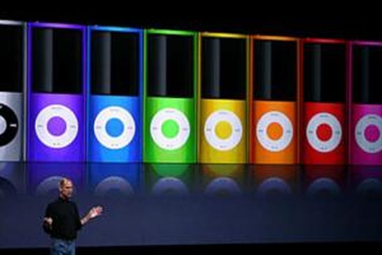 Mendiang Apple CEO Steve Jobs mengumumkan versi baru iPod Nano dalam acara khusus di San Francisco, California, 2008. 