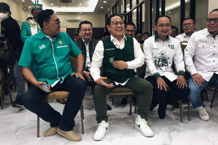 Ketua Umum PKB Muhaimin Iskandar bersama Wakil Ketua Umum PKB Jazilul Fawaid (kiri), dan Sekjen PKB Hasanuddin Wahid (kanan). Ketiganya menghadiri uji kelayakan dan kepatutan bacaleg DPR RI PKB di Kantor DPP PKB, Senen, Jakarta, Selasa (21/2/2023). 
