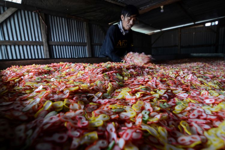 Pekerja mengeringkan kerupuk di pabrik produksi kerupuk Riung Bandung, Bandung, Jawa Barat, Selasa (17/10/2018). Ketua Gabungan Pengusaha Makanan dan Minuman Indonesia (GAPMMI) Adhi S Lukman memperkirakan pada 2019 mendatang, banyak perusahaan makanan dan minuman yang mulai menaikkan harga dari tiga hingga lima persen akibat dari dampak pelemahan rupiah. ANTARA FOTO/Raisan Al Farisi/aww.