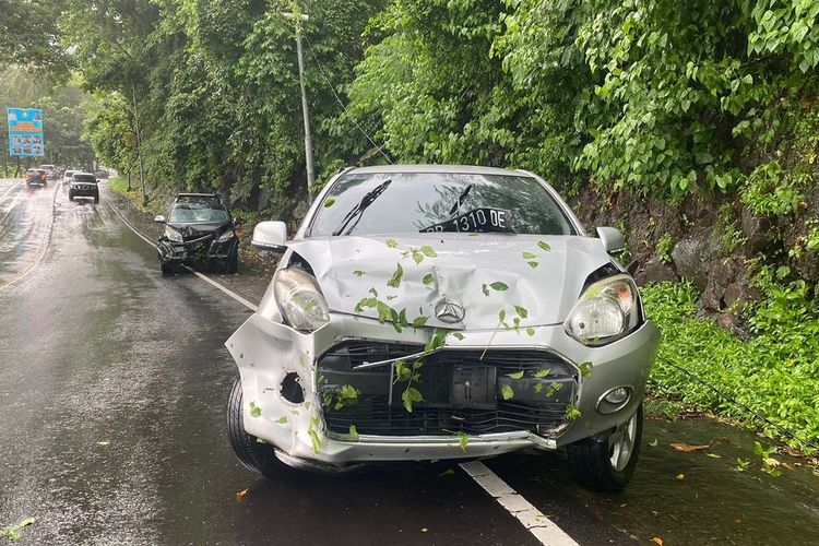 Kondisi dua mobil di jalan Senggigi, Lombok Barat yang tertimpa pohon tumbang pada Jumat (5/1/2024). Peristiwa ini terjadi akibat hujan deras disertai angin kencang.