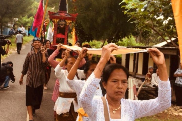 Umat Hindu Arak-arakan dalam Upacara Melasti di Pantai Ngobaran, Saptosari, Gunungkidul, Yogyakarta Selasa (19/2/2019)