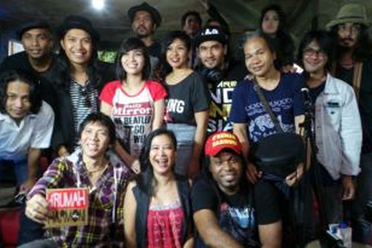 Para artis musik pendukung album d'Rumah Harmoni diabadikan usai jumpa pers di Rumah Harmoni, Gang Potlot III, Kalibata, Jakarta Selatan, Rabu (11/3/2015).