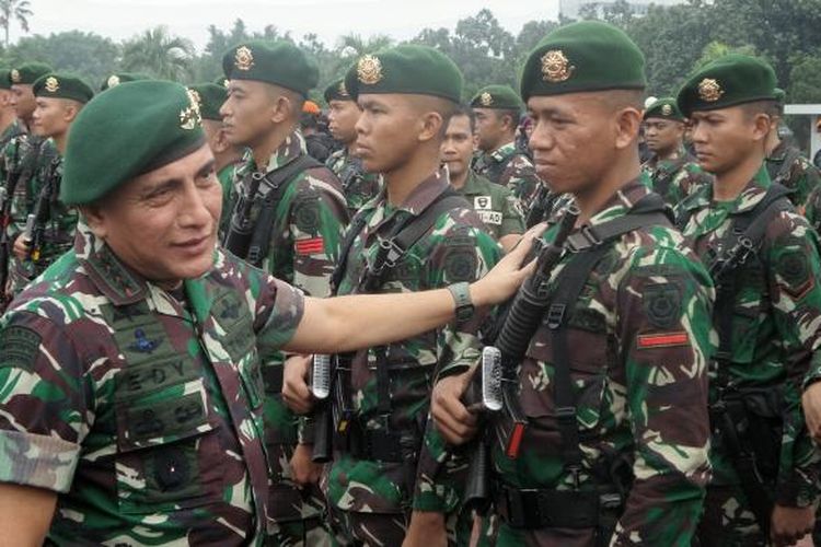 Panglima Komando Cadangan Strategis Angkatan Darat (Pangkostrad) Letjen Edy Rahmayadi menggelar apel pasukan komando gabungan dalam rangka operasi pengamanan VVIP kunjungan kenegaraan raja Arab Saudi, di Mabes TNI, Cilangkap, Jakarta Timur, Selasa (28/2/2017).