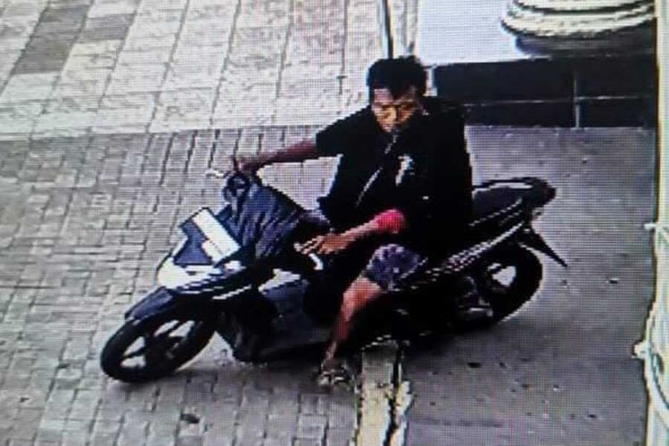Aksi pelaku curanmor terekam CCTV di Balai Kota Semarang, Minggu (3/12/2023).